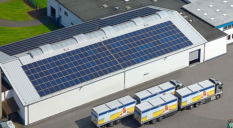 Solarzellen auf dem Dach der Produktionshalle Solarzellen auf dem Dach der Produktionshalle